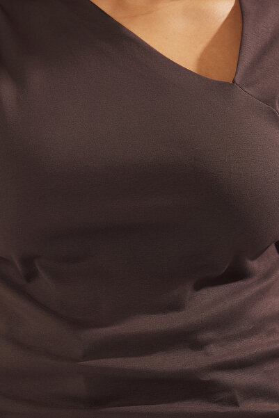 Trendyol Curve Μπλούζα με ασύμμετρο γιακά καφέ Plus Size - 100% βαμβακερό μαλακό ύφασμα TBBSS25AF00002