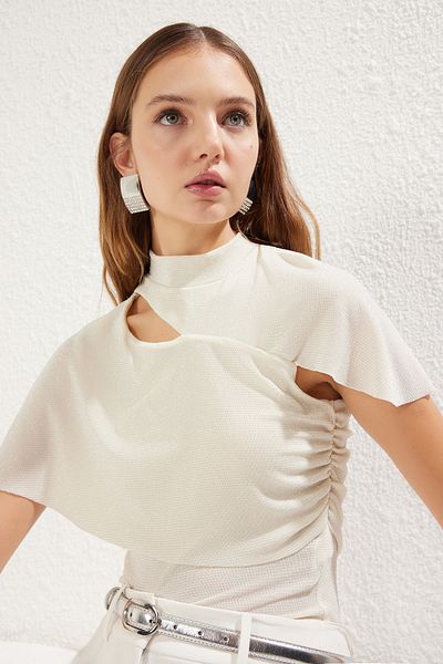 Trendyol Collection Ecrufarbene Strickbluse mit Ausschnitten/Fensterdetail, Drapierung und glänzendem Glitzer TPRSS25BZ00012