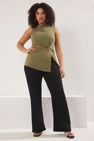 Trendyol Curve Grüner Modal-Stoff, geraffte, detaillierte, ärmellose, gestrickte Plus-Size-Bluse TBBSS25AF00010