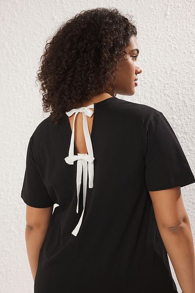 Trendyol Curve Schwarzes, gestricktes T-Shirt in Übergröße mit normaler Passform und Schnürung/Schleifendetail auf der Rückseite TBBSS25BF00000