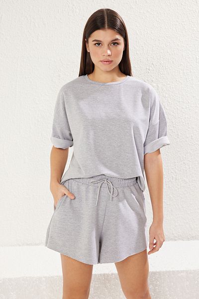 Trendyol Collection Szürke melange túlméretes/széles szabású vékony, rugalmas rövidnadrág T varázslatos kötött alsó-felső öltöny TWOSS25AU00013