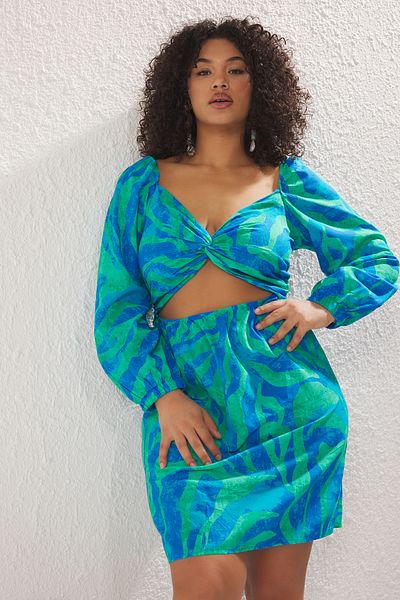 Trendyol Curve Blau-Mehrfarbenes Strandkleid in Übergröße mit Ballonärmeln und Ausschnitten TBBSS25AH00013