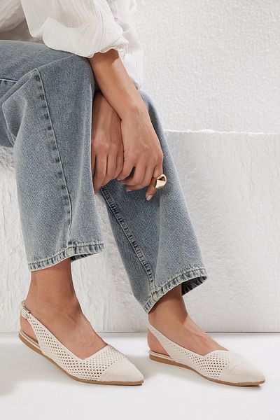 TRENDYOL SHOES Beigefarbene Damen-Ballerinas mit offenem Rücken und spitzer Zehenpartie TAKSS25BE00008