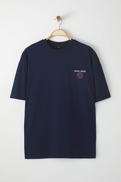 Trendyol Collection Oversize bavlněné tričko Mystic Printed Navy Blue - Krátký rukáv TMNSS23TS00165