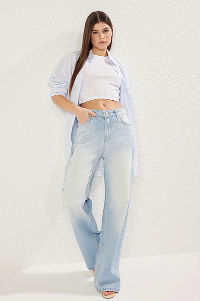 Trendyol Collection Blugi albaștri cu talie joasă cu picioare late TWOSS25JE00178