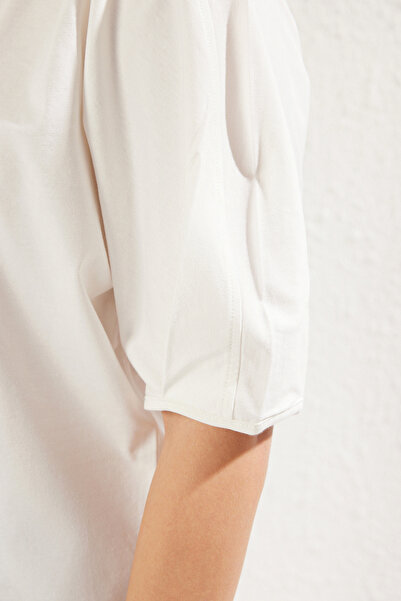 Trendyol Collection Πλεκτό μπλουζάκι με μανίκι εκρού υπερμεγέθη - 100% Single Jersey TWOSS25TS00041