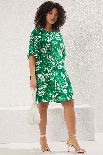 Trendyol Curve Grünes Shally-gewebtes Kleid in Übergröße