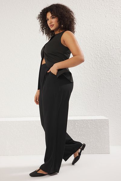 Trendyol Curve Schwarze, doppelt plissierte, gewebte Hose mit hoher Taille und weitem Bein TBBSS25AR00021
