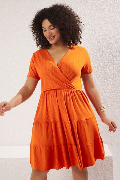 Trendyol Curve Orangefarbenes, gestricktes Kleid mit V-Ausschnitt in Übergröße TBBSS22EL1638