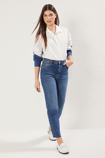 Trendyol Collection Dunkelblaue, bequeme Mom-Jeans mit Ausschnitten und normaler Taille TWOSS25JE00096