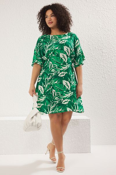Trendyol Curve Grünes Shally-gewebtes Kleid in Übergröße