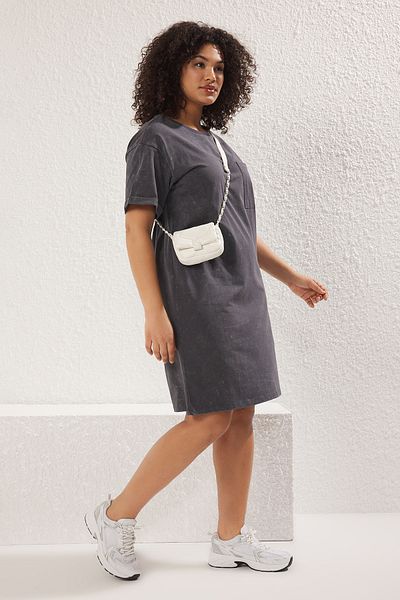 Trendyol Curve Anthrazitfarbenes, gewaschenes Strick-T-Shirt-Kleid in Übergröße – TBBSS25AH00007