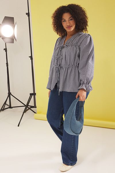 Trendyol Curve Marineblaue, strukturierte Bluse mit langen Ballonärmeln – Übergröße TBBSS25AF00066