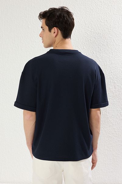 Trendyol Collection Relaxed Fit textúrájú gofri póló - sötétkék, zsebek, címkék, rövid ujjú - TMNSS23TS00077
