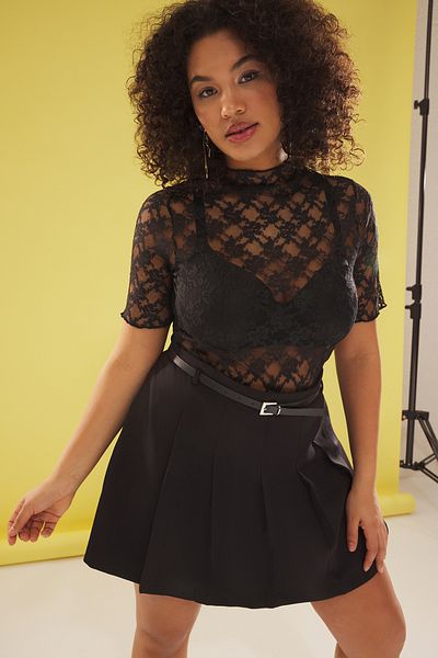 Trendyol Curve Schwarze gestrickte Spitzenbluse in Übergröße TBBSS25AF00004