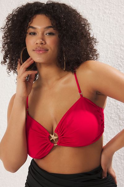 Trendyol Curve Red Star Accessoire Detaillierter Träger-Bikinioberteil in Übergröße TBBSS25CT00003
