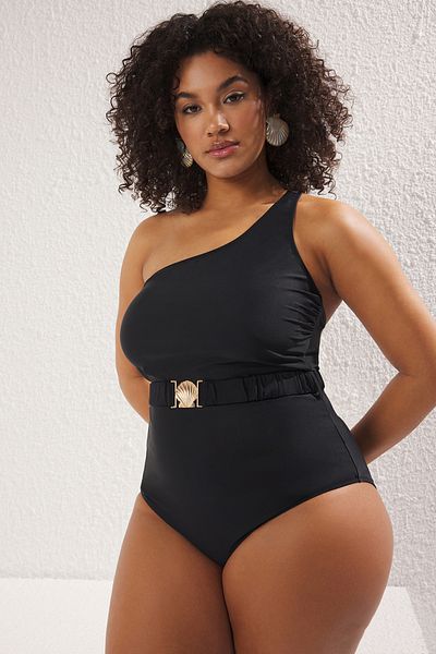Trendyol Curve Schwarzer One-Shoulder-Badeanzug - Mit Accessoires und Gürtel TBBSS24AM00029