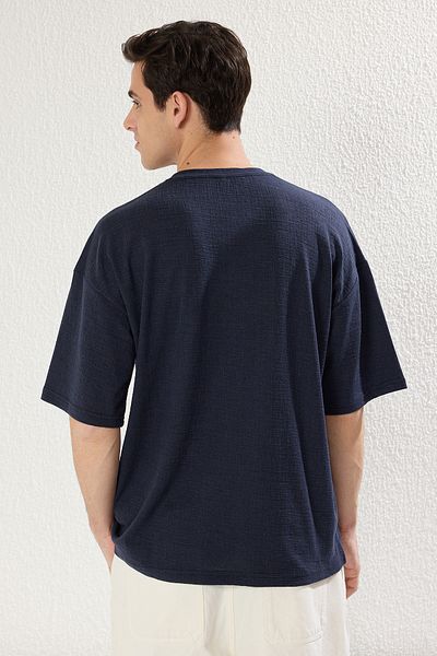 Trendyol Collection Μπλουζάκι με υφή Navy Blue Oversize/Wide Cut TMNSS25TS00043