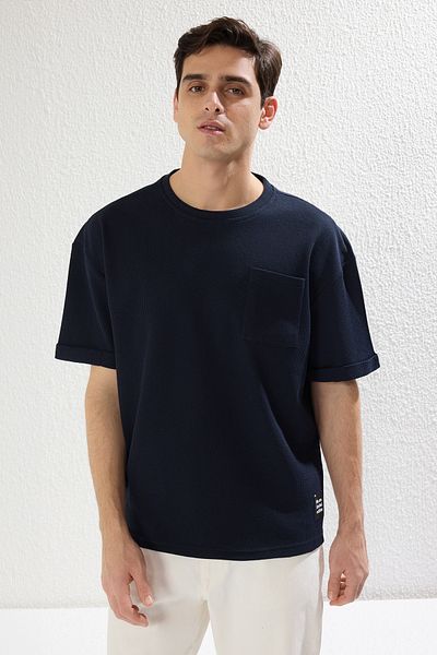 Trendyol Collection Relaxed Fit textúrájú gofri póló - sötétkék, zsebek, címkék, rövid ujjú - TMNSS23TS00077