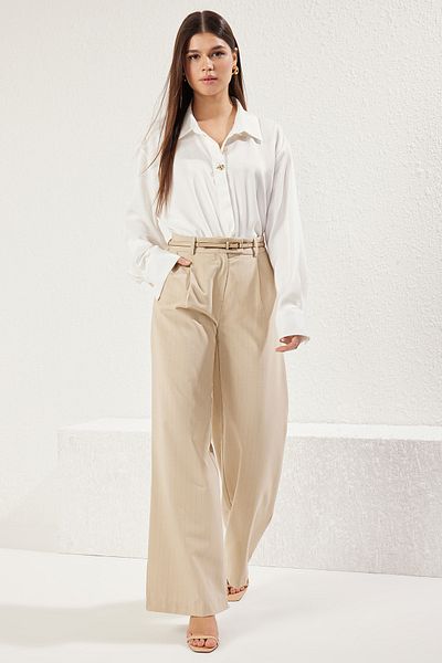 Trendyol Collection Weiße, gestreifte, gewebte Hose mit weitem Bein und weitem Bein TWOSS25PL00033