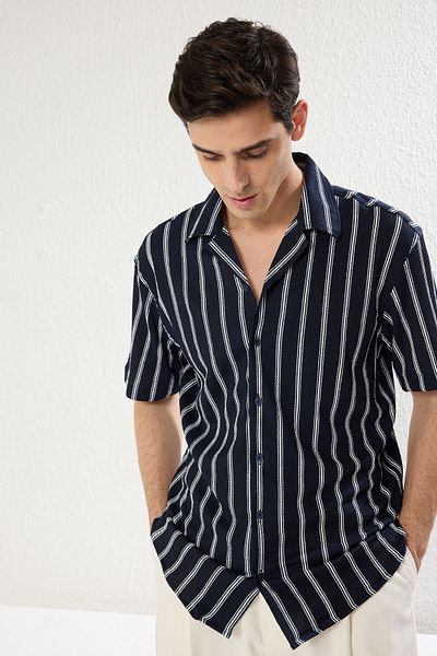 Trendyol Collection Námořnická modrá letní košile s proužky – Regular Fit, krátký rukáv Tmnss25Go00014