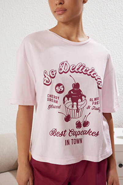 Trendyol Collection Hellrosa bedrucktes Strick-Pyjama-Set aus 100 % Baumwolle THMSS25PT00218