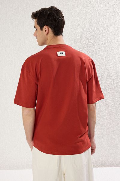 Trendyol Collection Kurzärmliges T-Shirt aus 100 % Baumwolle mit Fliesen-Oversize-/Wide-Cut-Applikationshut-Detail TMNSS25TS00016