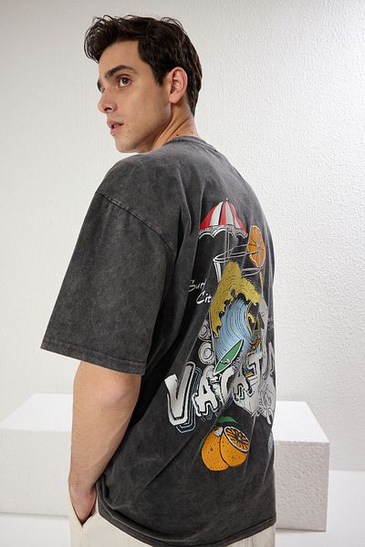 Trendyol Collection Anthrazitfarbenes, übergroßes/breit geschnittenes, blass bedrucktes, dickes T-Shirt aus 100 % Baumwolle TMNSS25TS00015