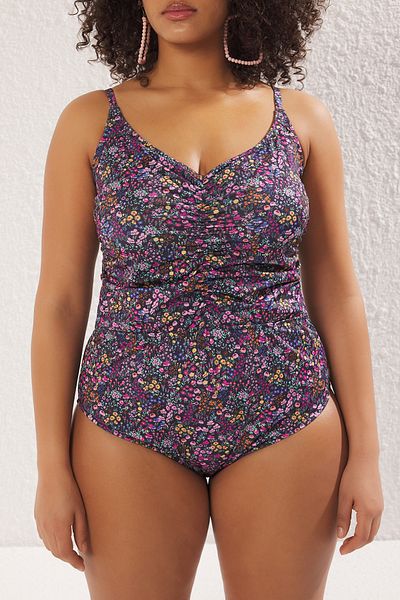 Trendyol Curve Plus-Size-Badeanzug mit Blumendruck – tiefer V-Ausschnitt und Cut-Out-Detail, Farbe TBBSS25AM00015