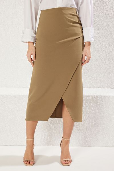 Trendyol Collection Khakifarbener Webrock mit seitlich geraffter Taille und Schlitz TWOSS25ET00038