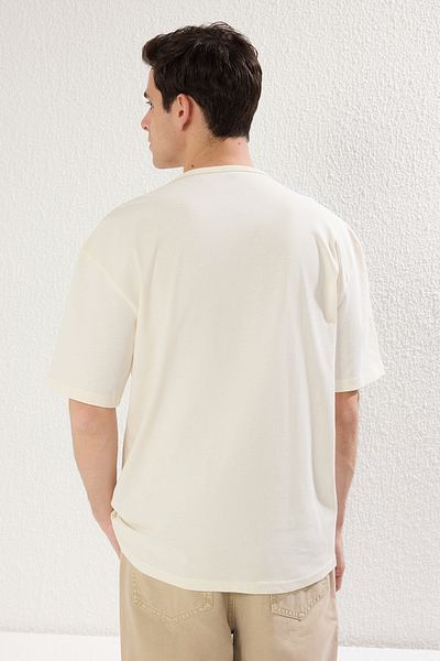 Trendyol Collection Εκρού φουσκωτό μπλουζάκι - Υπερμεγέθη, μπάλωμα λεπτομέρειας, κοντό μανίκι, 100% βαμβάκι TMNSS25TS00029