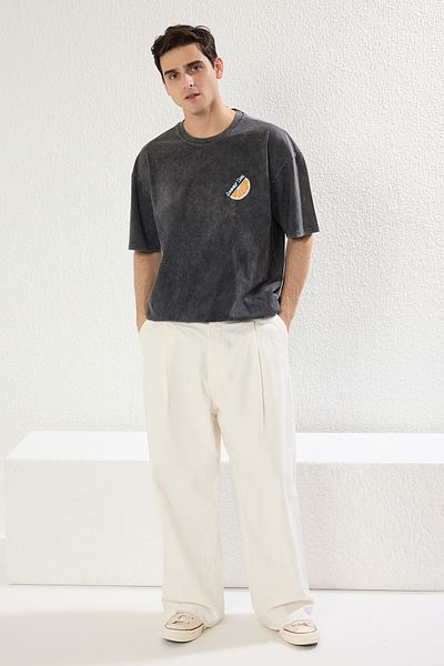 Trendyol Collection Anthrazitfarbenes, übergroßes/breit geschnittenes, blass bedrucktes, dickes T-Shirt aus 100 % Baumwolle TMNSS25TS00015