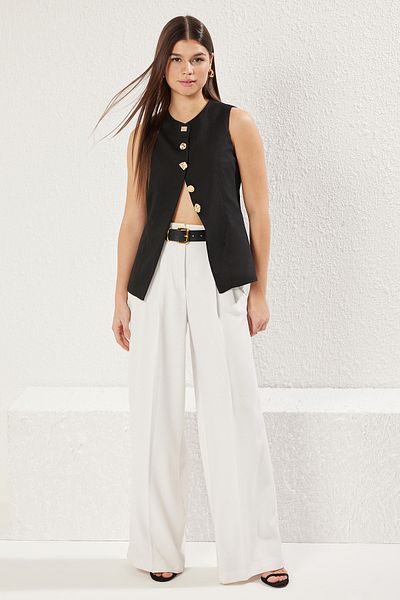 Trendyol Collection Schwarze gewebte Weste mit normaler Rundhalsausschnitt und Knopfdetail TWOSS25YE00035