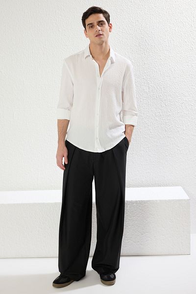 Trendyol Collection Weißes, langärmliges, locker drapiertes Saisonhemd mit normaler Passform TMNSS25GO00008