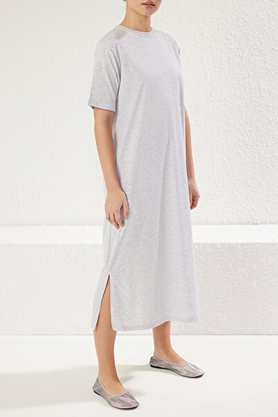 Trendyol Collection Šedé midi pletené tričkové šaty – 100% Single Jersey, kulatý výstřih, krátký rukáv – Twoss25El00465