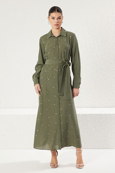 Trendyol Modest Khakifarbenes, einfarbiges, gewebtes Hemdkleid mit Steindetails – Crinkle Hijab TCTSS25EB00049