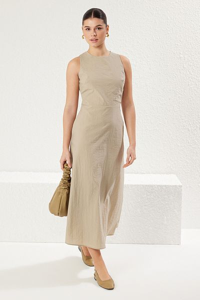 Trendyol Collection Σκούρο μπεζ Midi υφαντό φόρεμα σε γραμμή Α με λεπτομέρεια στην πλάτη TWOSS25EL00398