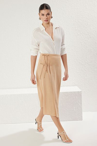 Trendyol Collection Camel Maxi-Length-Rock mit seitlicher Spitze und Leinenoptik TWOSS25ET00083