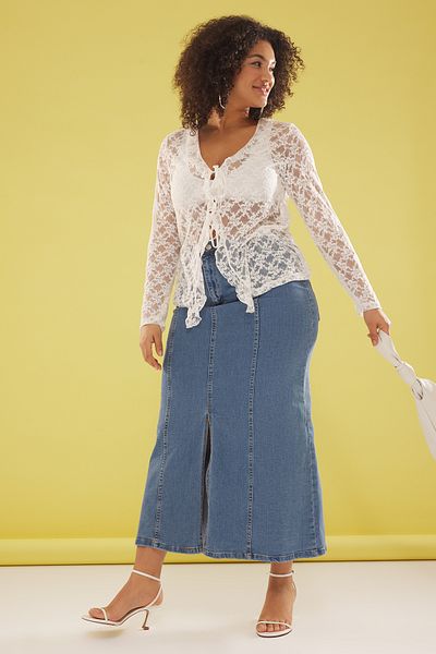 Trendyol Curve Weiße Spitzenstrickbluse in Übergröße TBBSS25AF00006