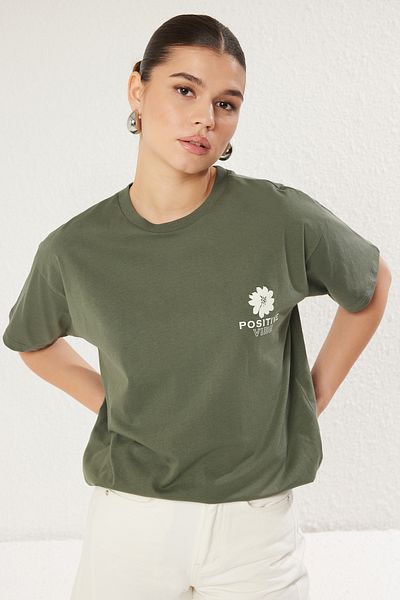 Trendyol Collection Khakifarbenes T-Shirt mit Rundhalsausschnitt und Rundhalsausschnitt auf der Rückseite – TWOSS23TS00321