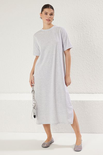 Trendyol Collection Graues Midi-Strick-T-Shirt-Kleid – 100 % Single-Jersey, Rundhalsausschnitt, kurze Ärmel – TWOSS25EL00465