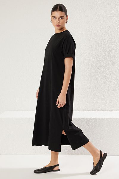 Trendyol Collection Schwarzes Midi-Strick-T-Shirt – 100 % Single-Jersey, Rundhalsausschnitt, kurze Ärmel – TWOSS25EL00465