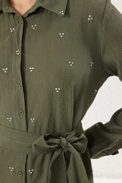 Trendyol Modest Φόρεμα από ίσιο υφαντό πουκάμισο με λεπτομέρεια από πέτρα χακί - Crinkle Hijab TCTSS25EB00049