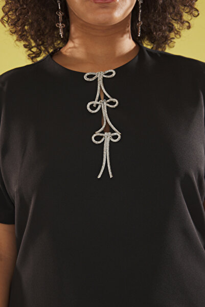 Trendyol Curve Μίνι υφαντό κοντομάνικο φόρεμα μεγάλου μεγέθους με αξεσουάρ μαύρης πέτρας φιόγκος TBBSS25AH00099