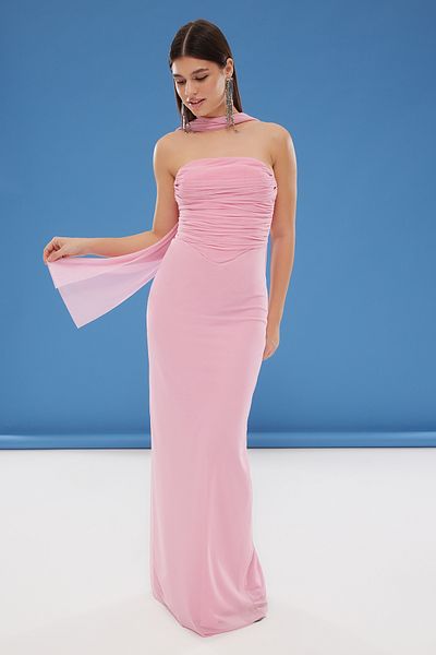 Trendyol Collection Puderschal-Tüll-Strick-Maxi-Abendkleid für die Heimkehr TPRSS25AE00056