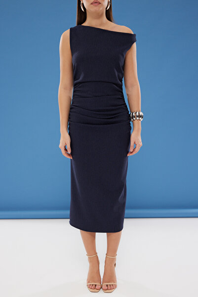 Trendyol Collection Námořnicky modré pruhované tělo obepínající midi tkané šaty Twoss25El00264