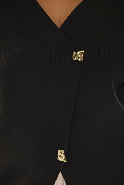 Trendyol Curve Πλεκτή μπλούζα με μαύρα κουμπιά ασύμμετρο κλείσιμο TBBSS25AF00071