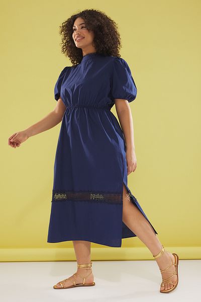 Trendyol Curve Nagy méretű sötétkék poplin ruha - hátul kivágott, guipeles TBBSS25AH00028