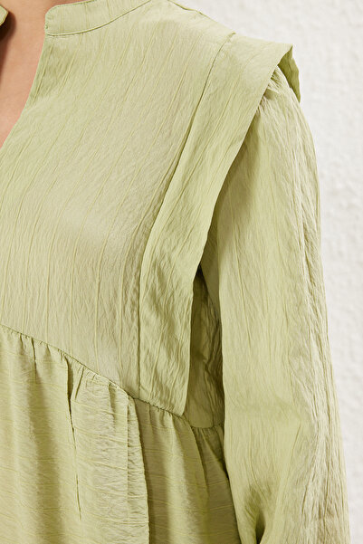 Trendyol Collection Zelené mini tkané šaty s rovným uvolněným výstřihem do V TWOSS25EL00049