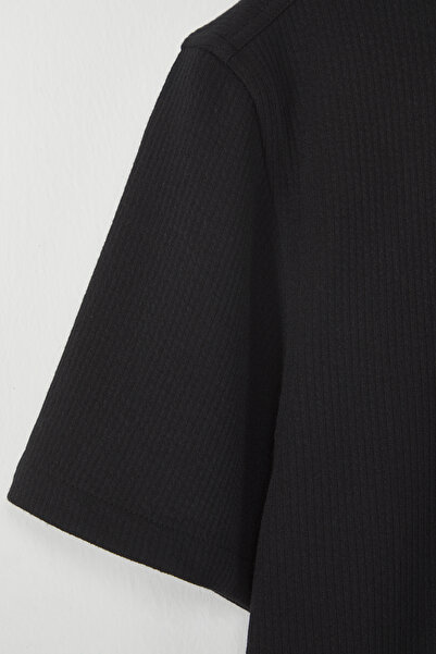 Trendyol Collection Pružná a pohodlná černá košile s vypnutým ramenem - Tmnss25Go00013